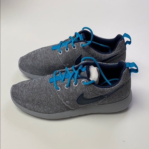 Nike Roshe Sneakers - Picture 3 of 5